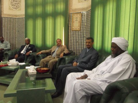 الرئيس مع رئيس جامعة أم القرى بالسودان