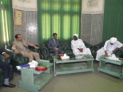 الرئيس مع رئيس جامعة أم القرى بالسودان2