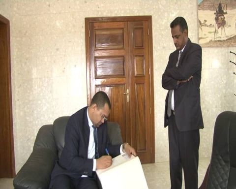 وزير الشؤون الإسلامية والتعليم الأصلي يسجل زيارته وملاحظاته في السجل الذهبي